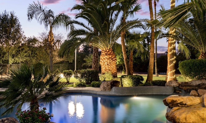 McDowell Ranchos Villa | Oasis du désert moderne et épurée avec terrain de basket, piscine et spa ❤ by AvantStay