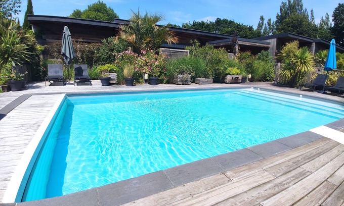 Le Tour-du-Parc Appartement | Joli gîte avec piscine à 5 min de la plage sous le nom de " ILUR"