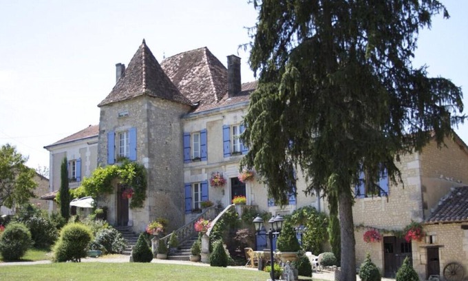 Montmoreau-Saint-Cybard Maison | Pretty countryside Manoir with heated pool