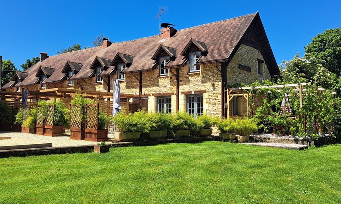 Saint-Aubin-de-Nabirat Cottage | Pretty one bedroom gite, with en-suite facilities and its own private garden