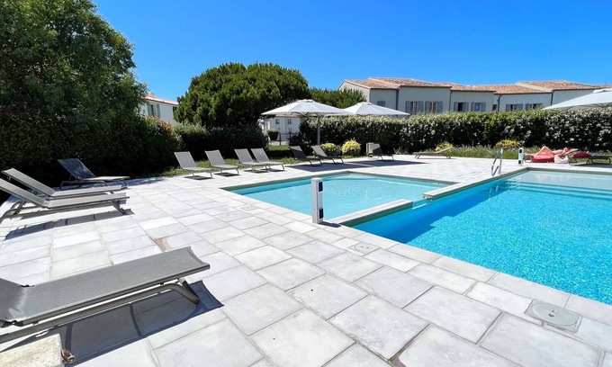 Ars-en-Re Maison | Jolie maison à étage avec cour, piscine et parking