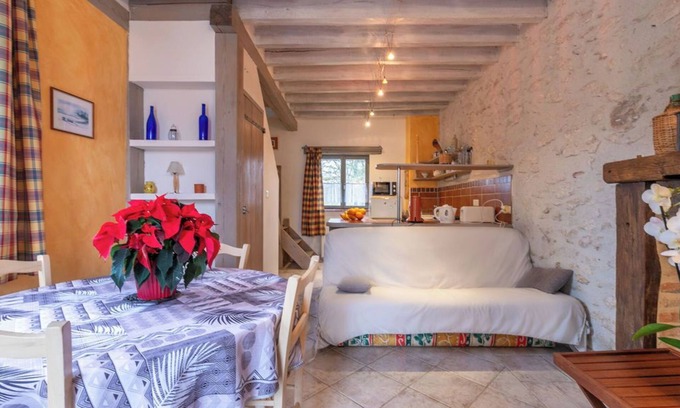Lassay-sur-Croisne Appartement | Pretty little Solognot apartment