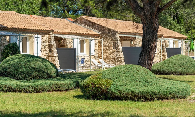La Roque-sur-Pernes Copropriété | Petite maison provençale en pierres dans résidence de tourisme