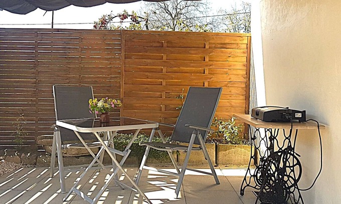 Saint-Germain-du-Bois Appartement | Pretty studio on the farm with covered seating area