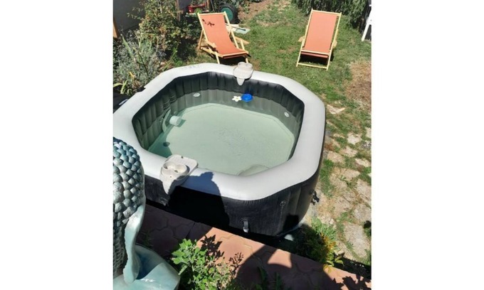 Luce Maison | Pretty town house with courtyard/ parking and Jacuzzi access (pets welcome)