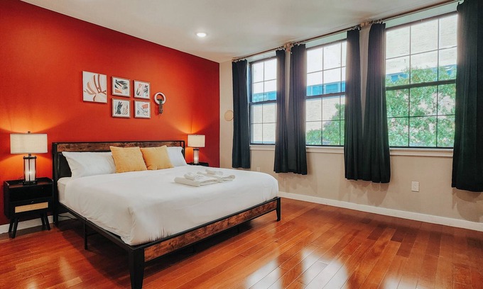 Washington Square West Appartement | Prime / 2 King Beds / 65" TV / Jefferson Hospital