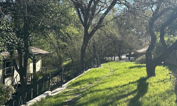 Barton Hills Copropriété | Prime Austin Condo - Ideal Living
