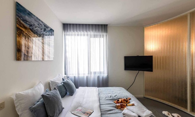Stalingrad Appartement | Prime Central Brussels: Spacious Apt for 6 with Terrace