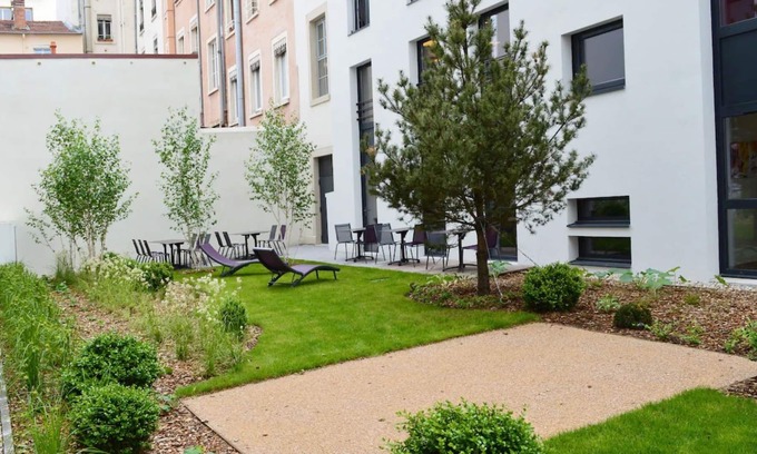 Perrache Appartement | Prime Confluence District Retreat: Modern Amenities