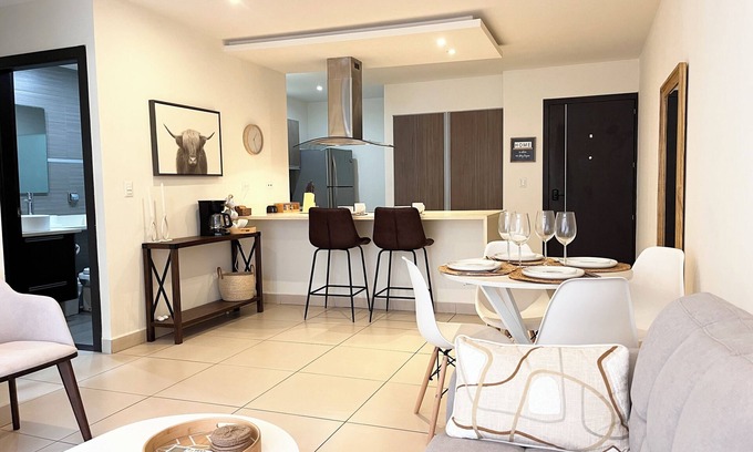 Santa Ana Appartement | Prime Location 2 BDR Apt, Pool, GYM, ground floor, Walkable to Everything