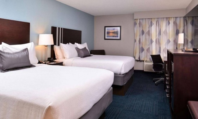 Blaine Maison | Prime Location! 2 Convenient Units, Free Parking & Breakfast, Indoor Pool