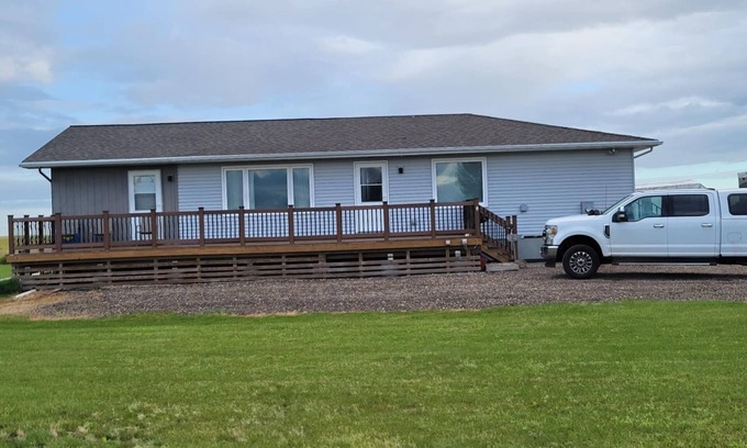 Devils Lake Maison | PRIME LOCATION- 6 Mile Bay Centrally located for hunting/fishing.