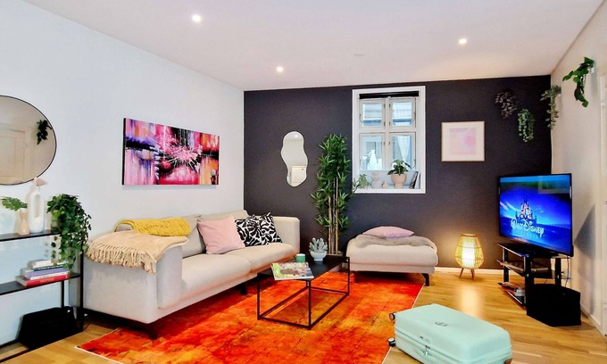 Engen Appartement | Prime location, amazing king bed, colorful oasis