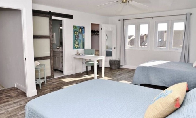 Southend Maison | Prime Location! Beach Block!