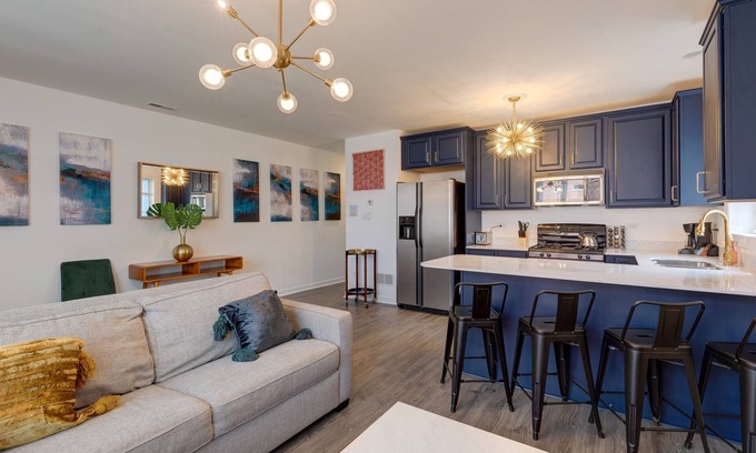 Tri-Taylor Appartement | Prime Location - Close to Public Transit, Little Italy, the Medical District and UIC by AllSet Turnover
