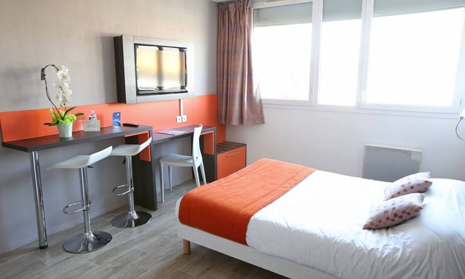 Chevilly-Larue Hôtel | Prime Location Studio: Tramway Access for Downtown Visits