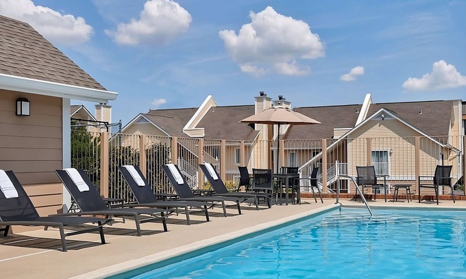Omaha Hôtel | Prime Location! Free Breakfast, Onsite Pool, Free Parking, Pet-Friendly Property