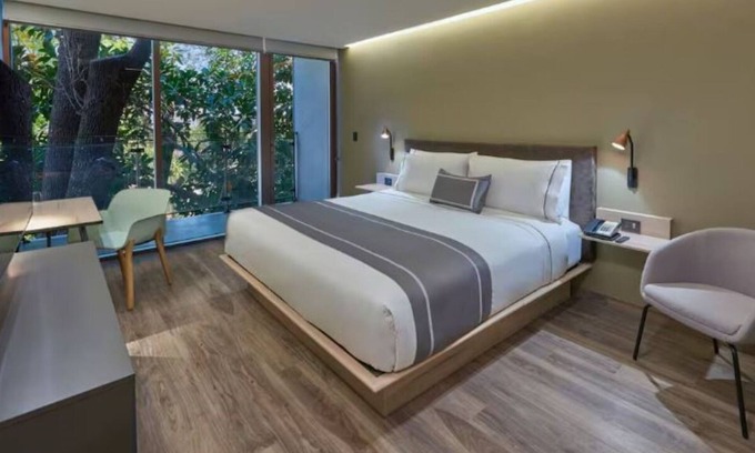 Providencia Hôtel | Prime Location in Trendy Zone – Modern Room, Work Desk, and Local Charm