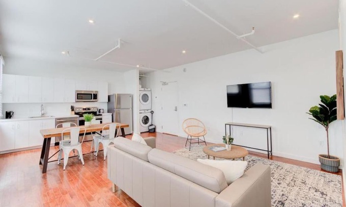 South Main Historic District Appartement | Prime Location - Modern Loft Right on S Main St!