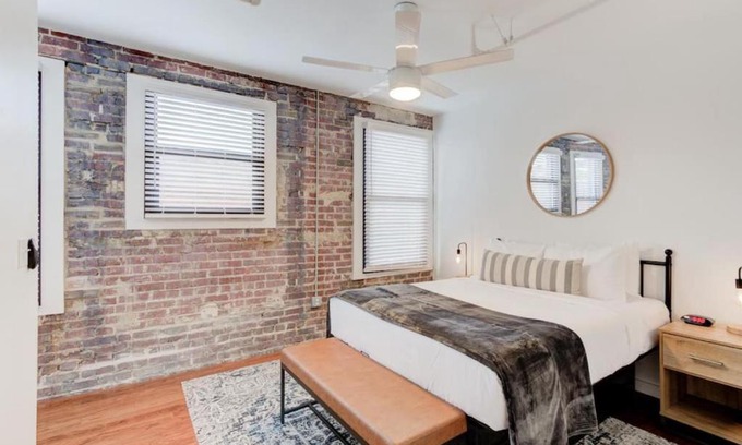 South Main Historic District Appartement | Prime Location - Modern Loft Right on S Main St!