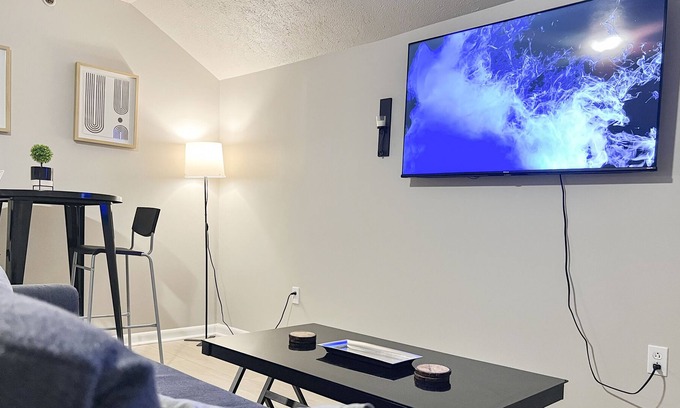 Ross Township Appartement | PRIME location w/Great Wifi and Free Parking!