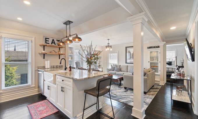 Pittsford Appartement | Prime Location, Walk Everywhere- Lux 2 Bedroom in Heart of Pittsford Village