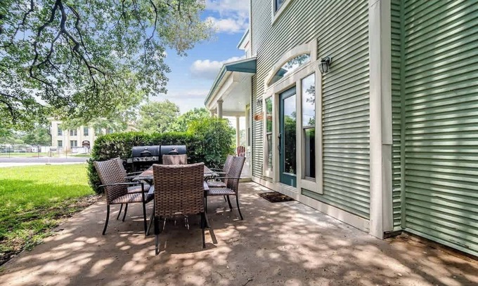 Johnson City Maison | Prime Location-walk to Food, Bars and Wineries!
