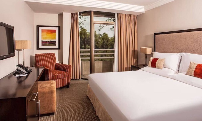 Maseru Hôtel | Prime Location! With FREE Parking & Outdoor Pool, Close to Maseru Golf Course!