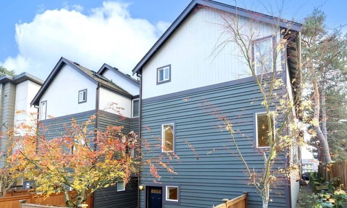 Northgate Maison | Prime Northgate Retreat near mall, I-5, Light Rail!