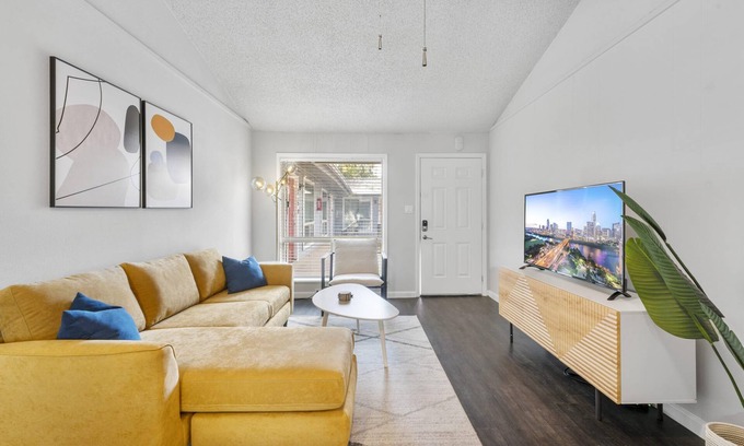Zilker Appartement | Prime Soco Comfy 2BR King Suite w Pool Parking