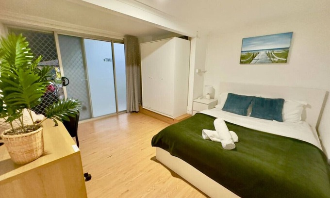 Macgregor Appartement | Prime1BR Near Transport & Retail