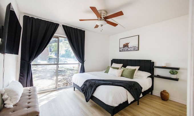 Gainesville Copropriété | PrimeLocation: 1/1Condo Steps from UF/Shands/VA w/CozyKingBed #ConvenientComfort