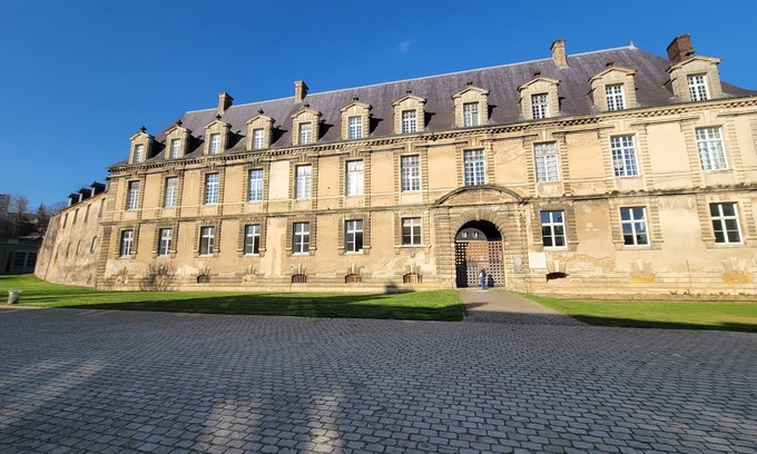 Sedan Autre | cocon Prince Cupidon au pied du château fort, monument préféré des Français 2023