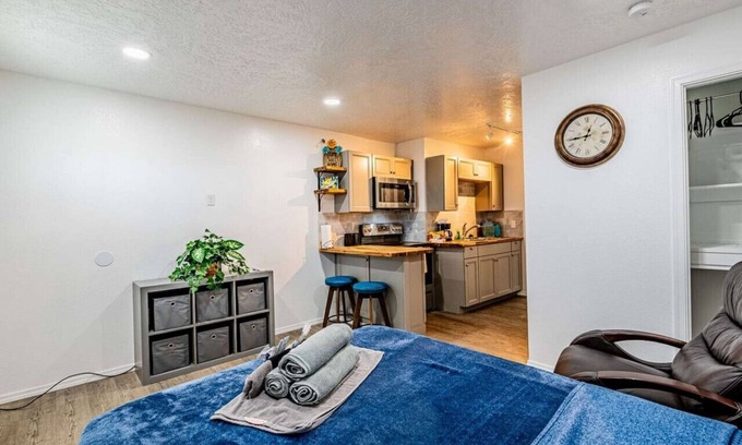 University Heights Appartement | Princeton Suite 12 Overlooking NobHill