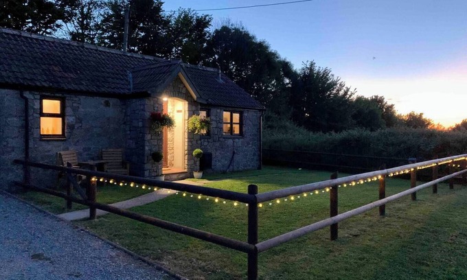Kewstoke Maison | Priory View (Cosy & Characterful, Seaside Cottage, Dog Frien