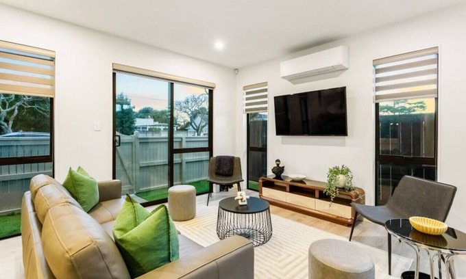 Sandringham Maison | Pristine Modern Central Home | Netflix & Heatpump