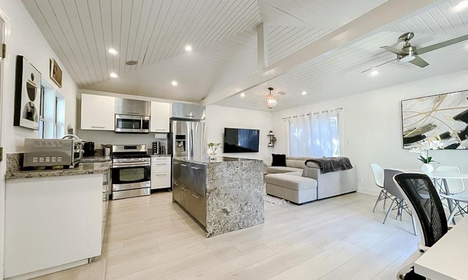 Sunset Park Maison | Pristine 1BD/1BA Bungalow + Hot Tub - Ocean Park