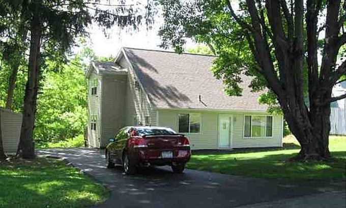 McKownville Maison | Cape Cod immaculée sur le ruisseau - 4 chambres à coucher - 8 invités!