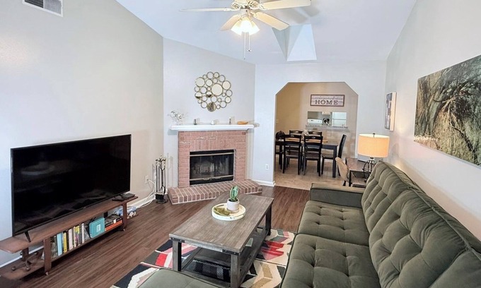 Tallahassee Maison | Entier - Maison de ville récemment meublée près de TOUT!