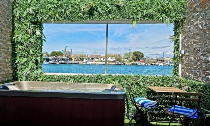 Port-Saint-Louis-du-Rhone Appartement | Private Jacuzzi with sea view - quiet, cosy suite