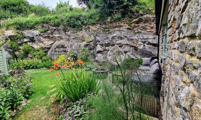Vobster Maison | PRIVACY Entire BARN for 4 Garden Cliff Vobster Quay Frome Longleat Bath Stonehenge BBQ HQ & Pet FREE-ndly