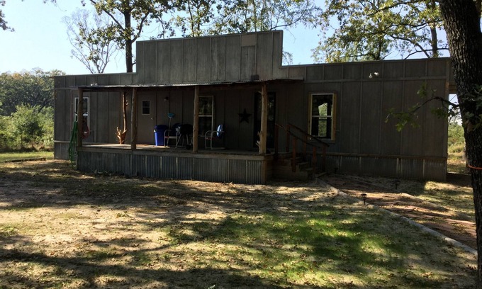 Alba Cabine | Privacy in the woods a half mile from Lake Fork public boat ramp.