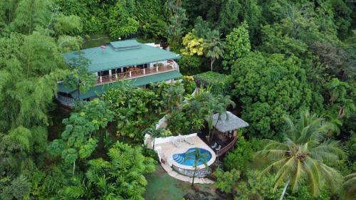 Matapalo Maison | Privacy-waterfall-pool-sleeps 8-near Beach