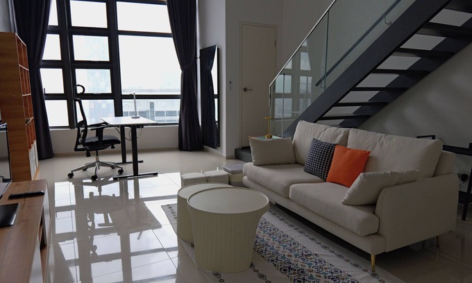 Bandar Tun Razak Appartement | Privat Duplex Loft with Skyline Views & Standing Desk