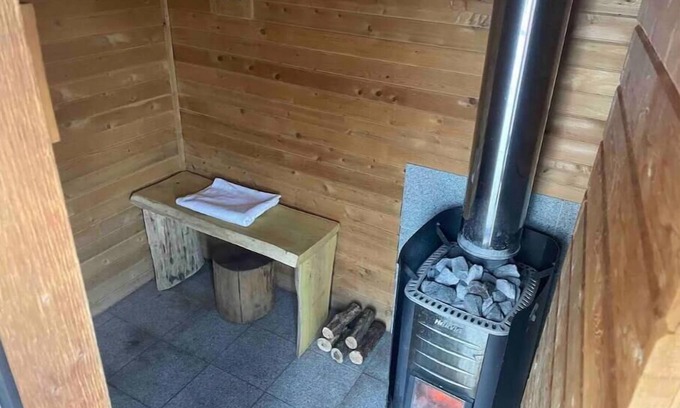 Plainwell Appartement | Private 1 bedroom apartment with private deck and sauna close to ski resorts