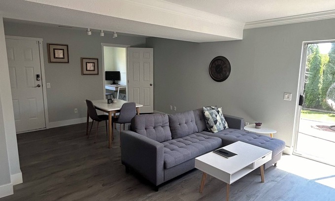 Coquitlam Maison | Private 1 bedroom house with an office