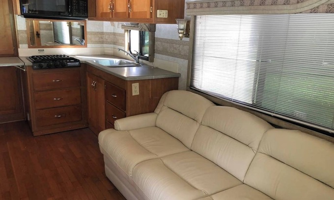 Linden Maison | Private 1-bedroom RV with full hookups and direct bus to NYC Manhattan only 2 blocks away