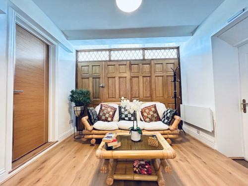 Potters Bar Appartement | Private 2 Bed Guest House - Van Parking, M25 & A1 connections