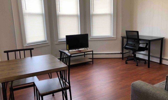 Elizabeth Appartement | Private 2-bedroom apartment, NYC bus 5-min walk