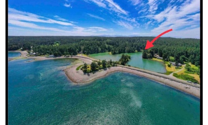 Coupeville Copropriété | Private 2 bedroom Cottage on a Lagoon.